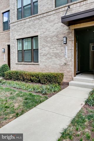 20687 HERON LANDING DR, Sterling, VA 20166