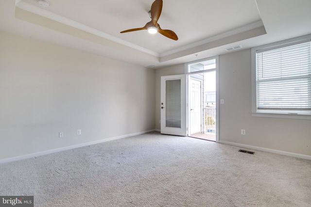 20687 HERON LANDING DR, Sterling, VA 20166