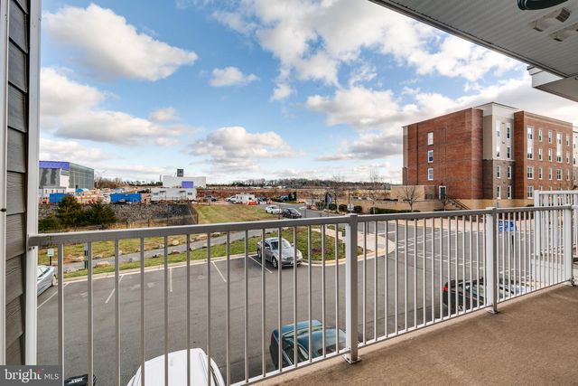 20687 HERON LANDING DR, Sterling, VA 20166