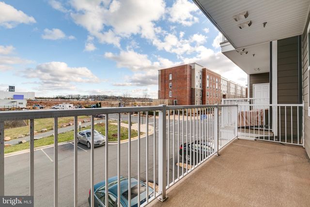 20687 HERON LANDING DR, Sterling, VA 20166