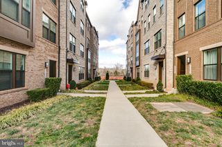 20687 HERON LANDING DR, Sterling, VA 20166