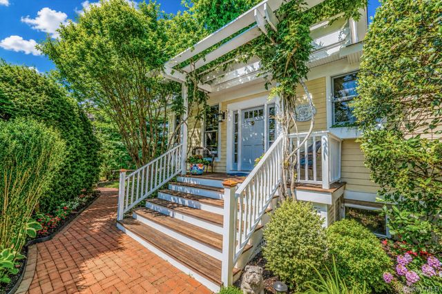 8 Jackson Avenue, East Quogue, NY 11942