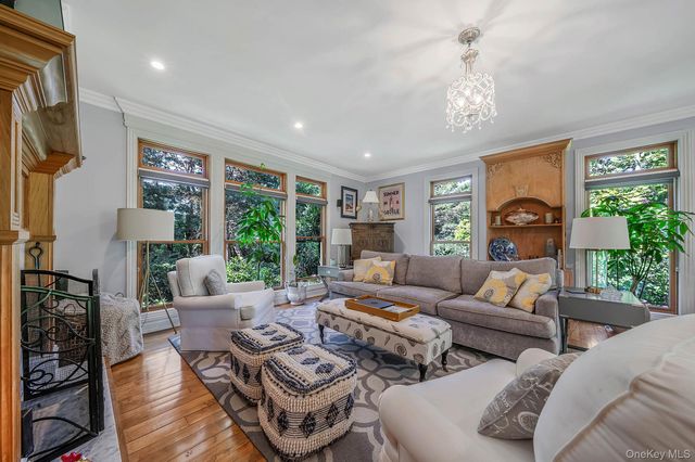 8 Jackson Avenue, East Quogue, NY 11942