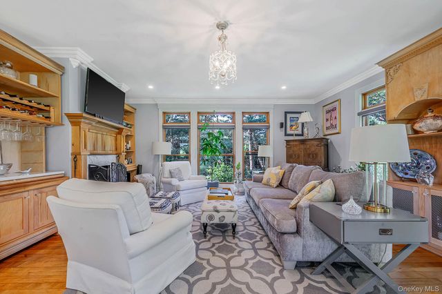 8 Jackson Avenue, East Quogue, NY 11942