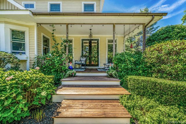 8 Jackson Avenue, East Quogue, NY 11942