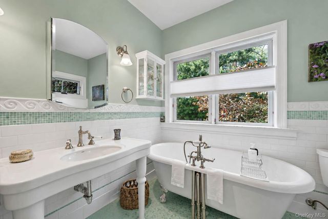 8 Jackson Avenue, East Quogue, NY 11942