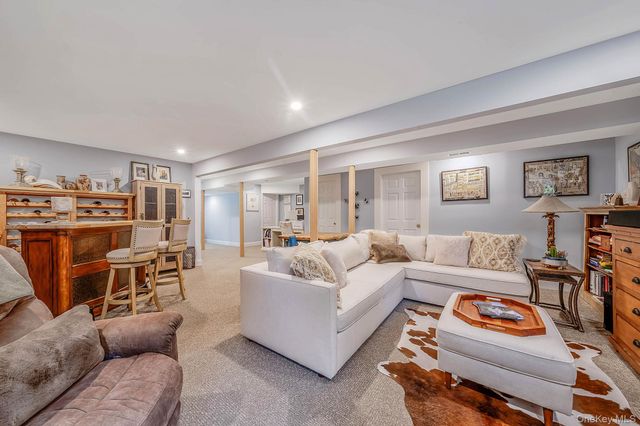 8 Jackson Avenue, East Quogue, NY 11942