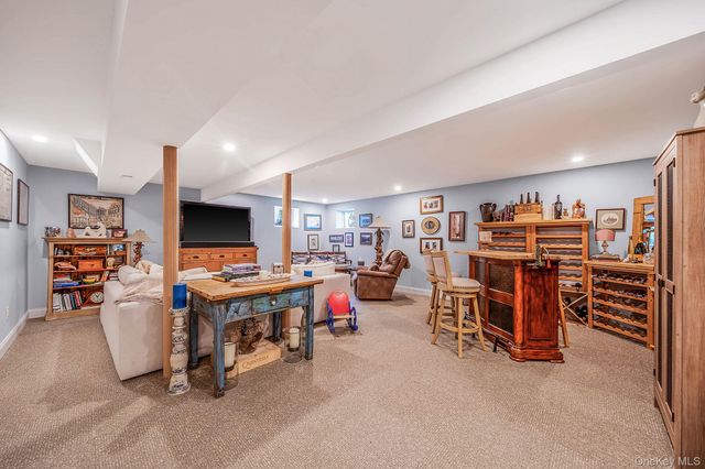 8 Jackson Avenue, East Quogue, NY 11942
