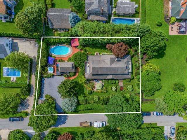 8 Jackson Avenue, East Quogue, NY 11942