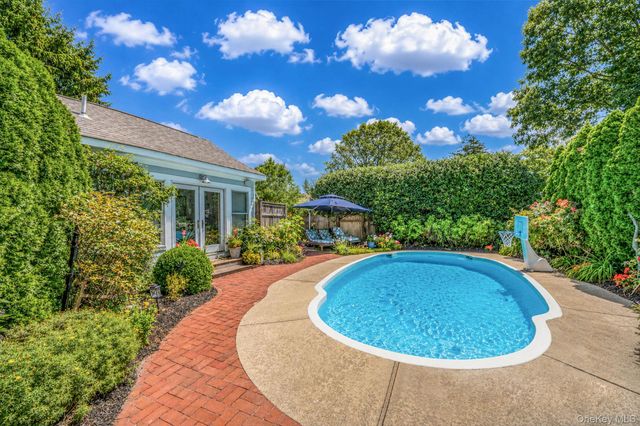 8 Jackson Avenue, East Quogue, NY 11942