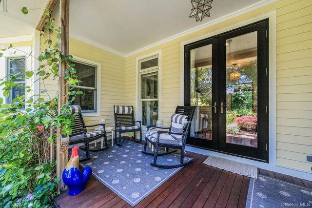 8 Jackson Avenue, East Quogue, NY 11942