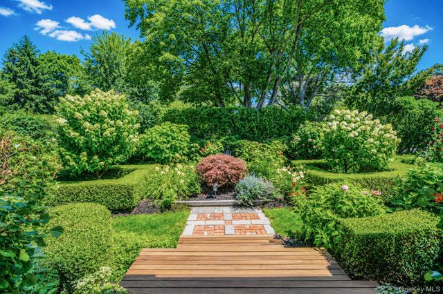 8 Jackson Avenue, East Quogue, NY 11942