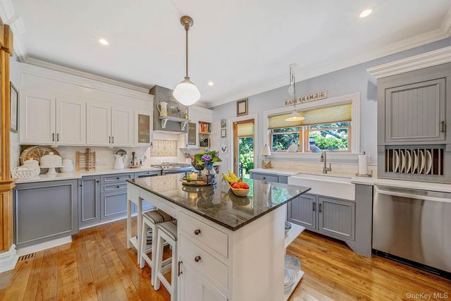 8 Jackson Avenue, East Quogue, NY 11942