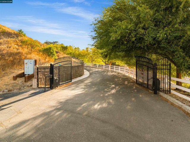1615 Lawrence Rd, Danville, CA 94506