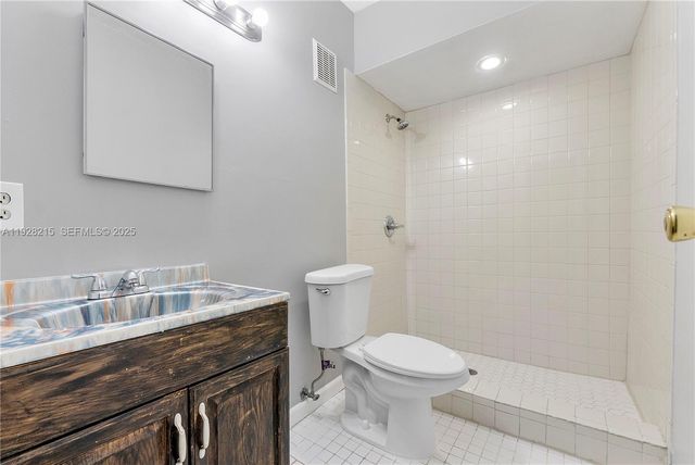 5850 NW 57th Ave 1, Tamarac, FL 33319