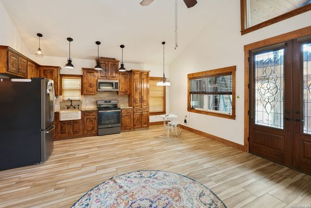 1355 BROAD OAK DR, Bandera, TX 78003