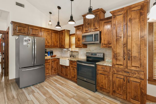 1355 BROAD OAK DR, Bandera, TX 78003