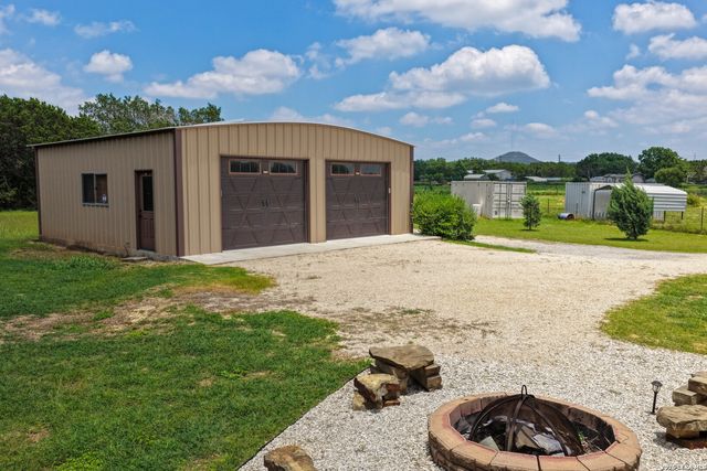 1355 BROAD OAK DR, Bandera, TX 78003