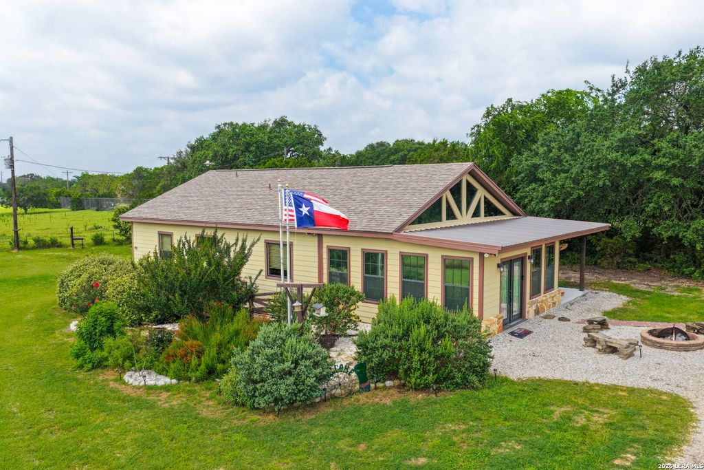 1355 BROAD OAK DR, Bandera, TX 78003