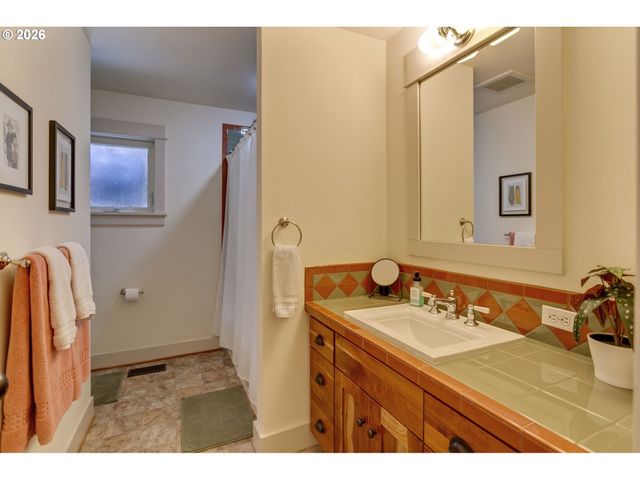 2939 Sw CUSTER St, Portland, OR 97219