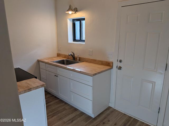 2711 E Grant Road, Tucson, AZ 85716