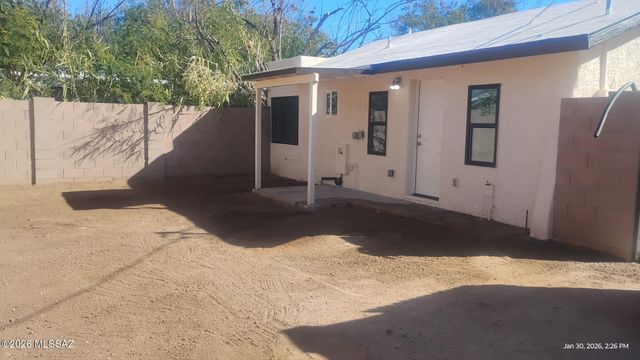 2711 E Grant Road, Tucson, AZ 85716