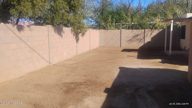 2711 E Grant Road, Tucson, AZ 85716