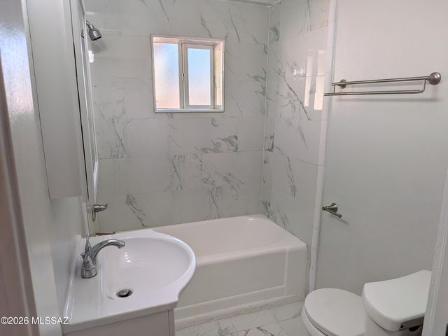 2711 E Grant Road, Tucson, AZ 85716