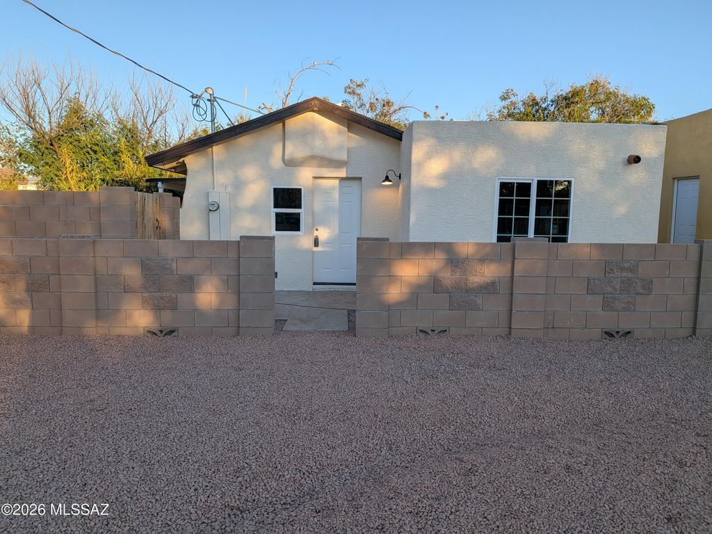 2711 E Grant Road, Tucson, AZ 85716