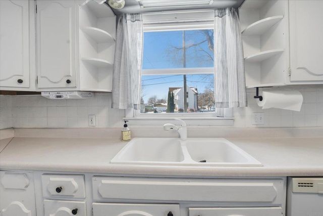 910 K Avenue, Grundy Center, IA 50638