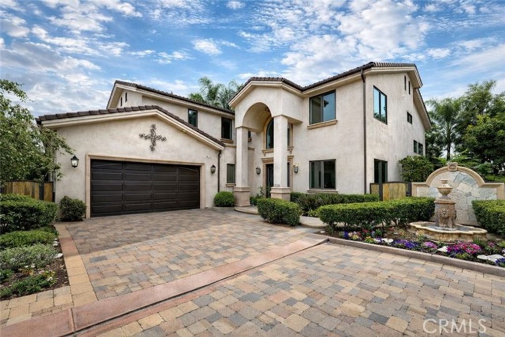 258 Santa Isabel Avenue, Costa Mesa, CA 92627