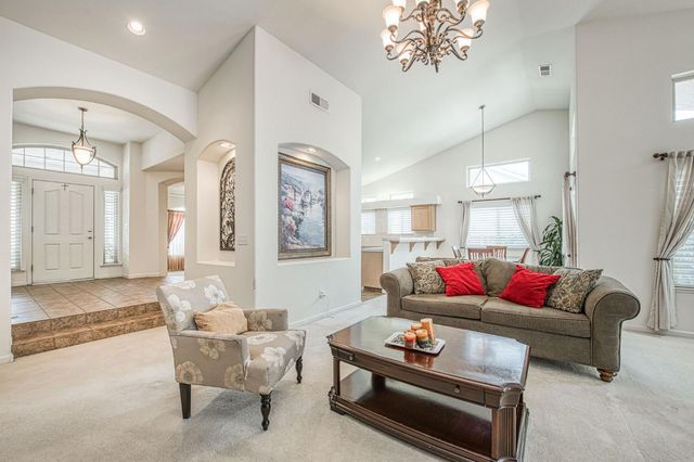 6671 E Simpson Avenue, Fresno, CA 93727
