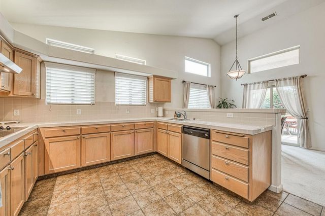 6671 E Simpson Avenue, Fresno, CA 93727
