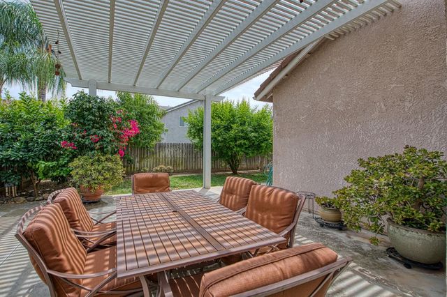6671 E Simpson Avenue, Fresno, CA 93727