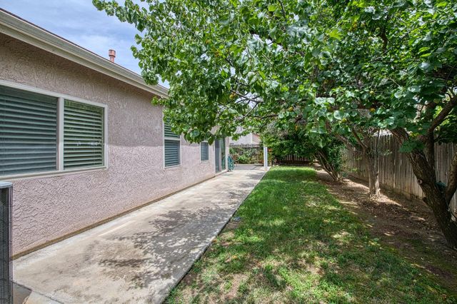 6671 E Simpson Avenue, Fresno, CA 93727
