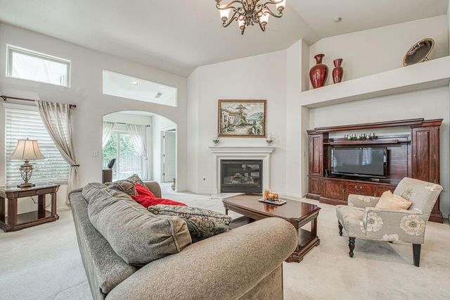 6671 E Simpson Avenue, Fresno, CA 93727