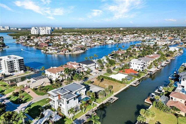 112 Seabreeze AVE, Naples, FL 34108