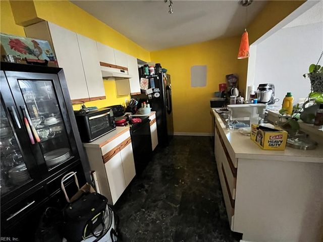 469 E Lake CIR, Chesapeake, VA 23322