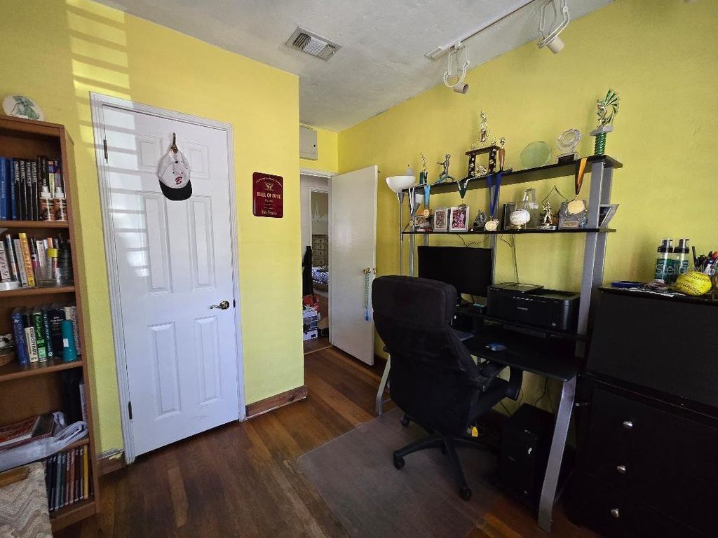 Image 14 of property listing at 819 W PLYMOUTH STREET, Tampa, FL 33603