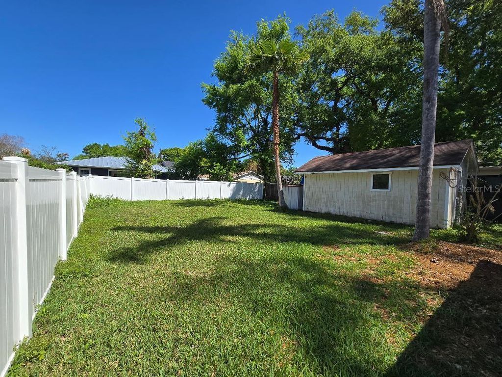 Image 15 of property listing at 819 W PLYMOUTH STREET, Tampa, FL 33603