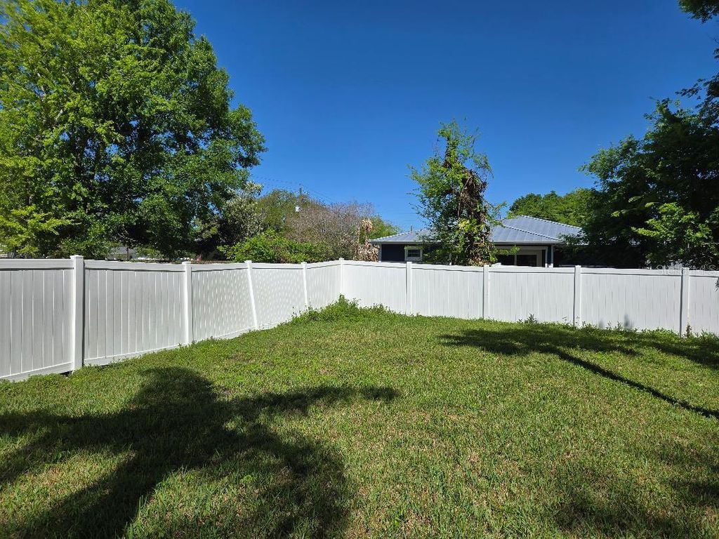 Image 17 of property listing at 819 W PLYMOUTH STREET, Tampa, FL 33603