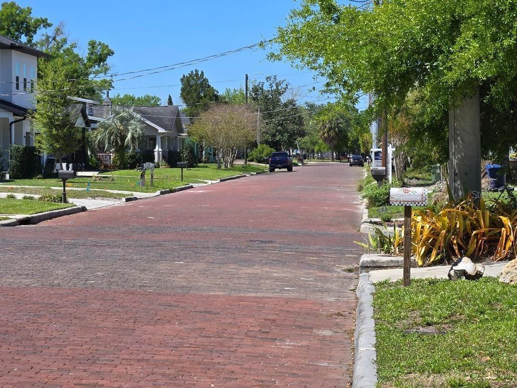 Image 22 of property listing at 819 W PLYMOUTH STREET, Tampa, FL 33603