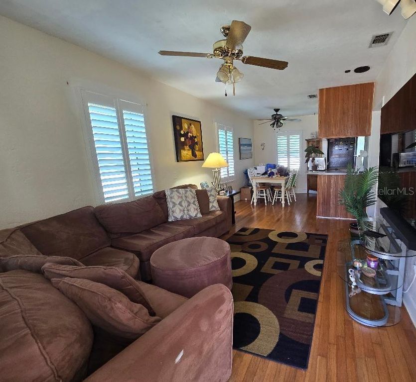 Image 4 of property listing at 819 W PLYMOUTH STREET, Tampa, FL 33603
