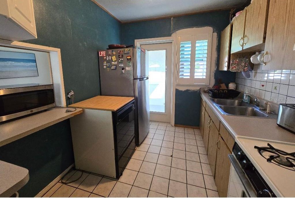 Image 6 of property listing at 819 W PLYMOUTH STREET, Tampa, FL 33603