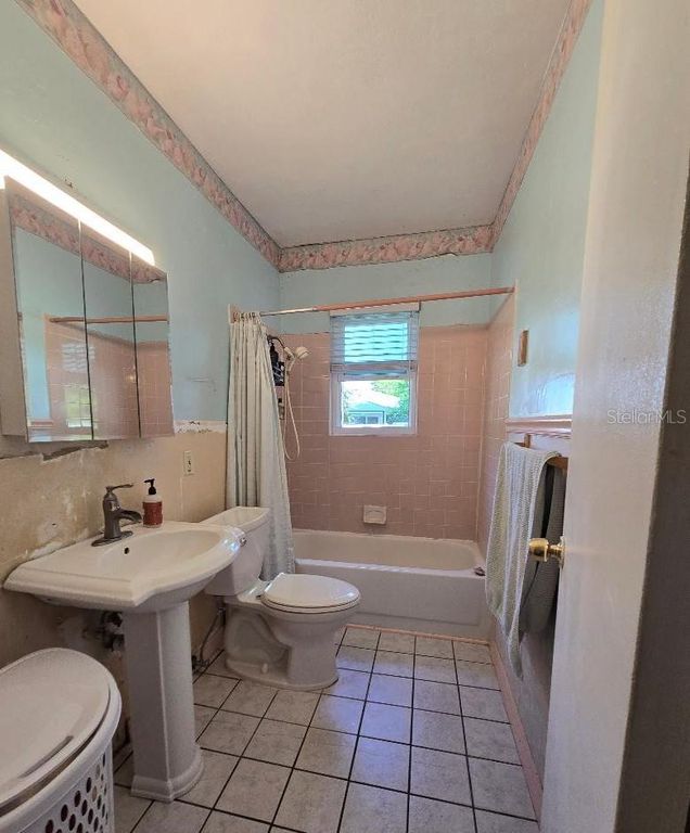 Image 9 of property listing at 819 W PLYMOUTH STREET, Tampa, FL 33603