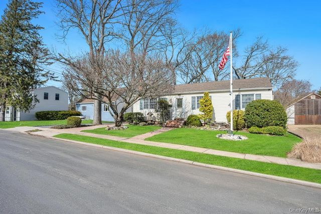238 Centre Avenue, Lindenhurst, NY 11757