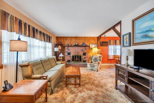 238 Centre Avenue, Lindenhurst, NY 11757