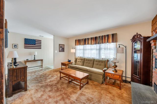 238 Centre Avenue, Lindenhurst, NY 11757