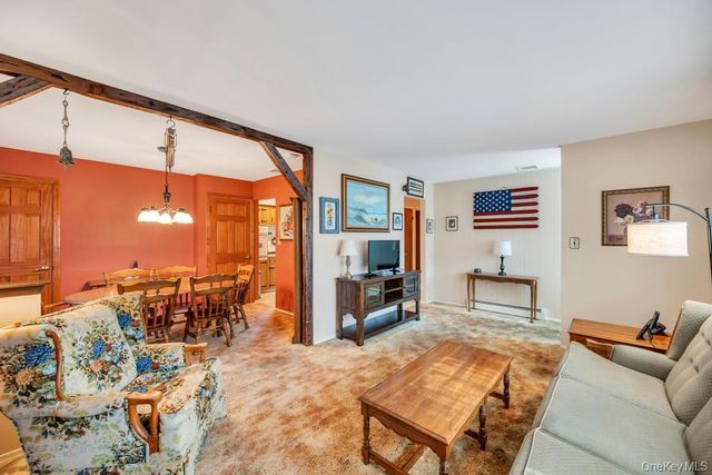 238 Centre Avenue, Lindenhurst, NY 11757