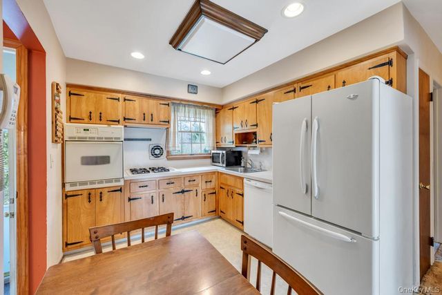 238 Centre Avenue, Lindenhurst, NY 11757